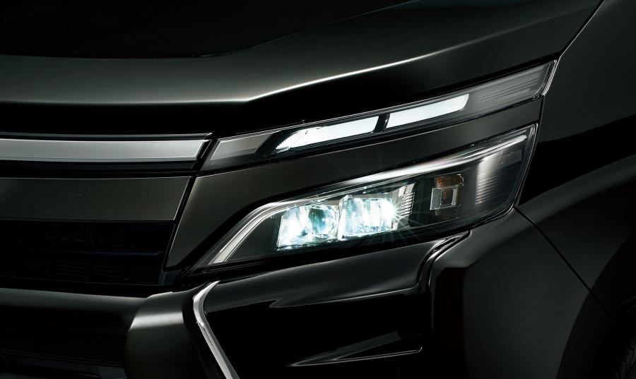 Детали экстерьера Toyota Voxy ZS Hybrid 2017 года  (фото 2 из 11)